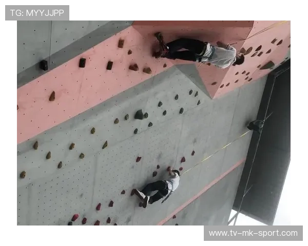 攀岩少年路边爬墙被路人以为小偷