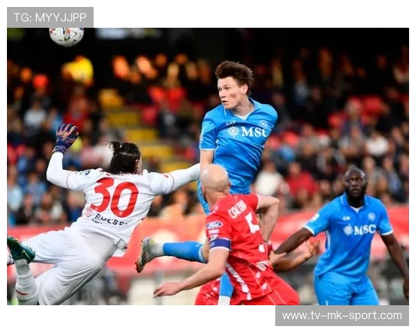 卢卡库接麦克托米奈传中，禁区内抗住后卫转射